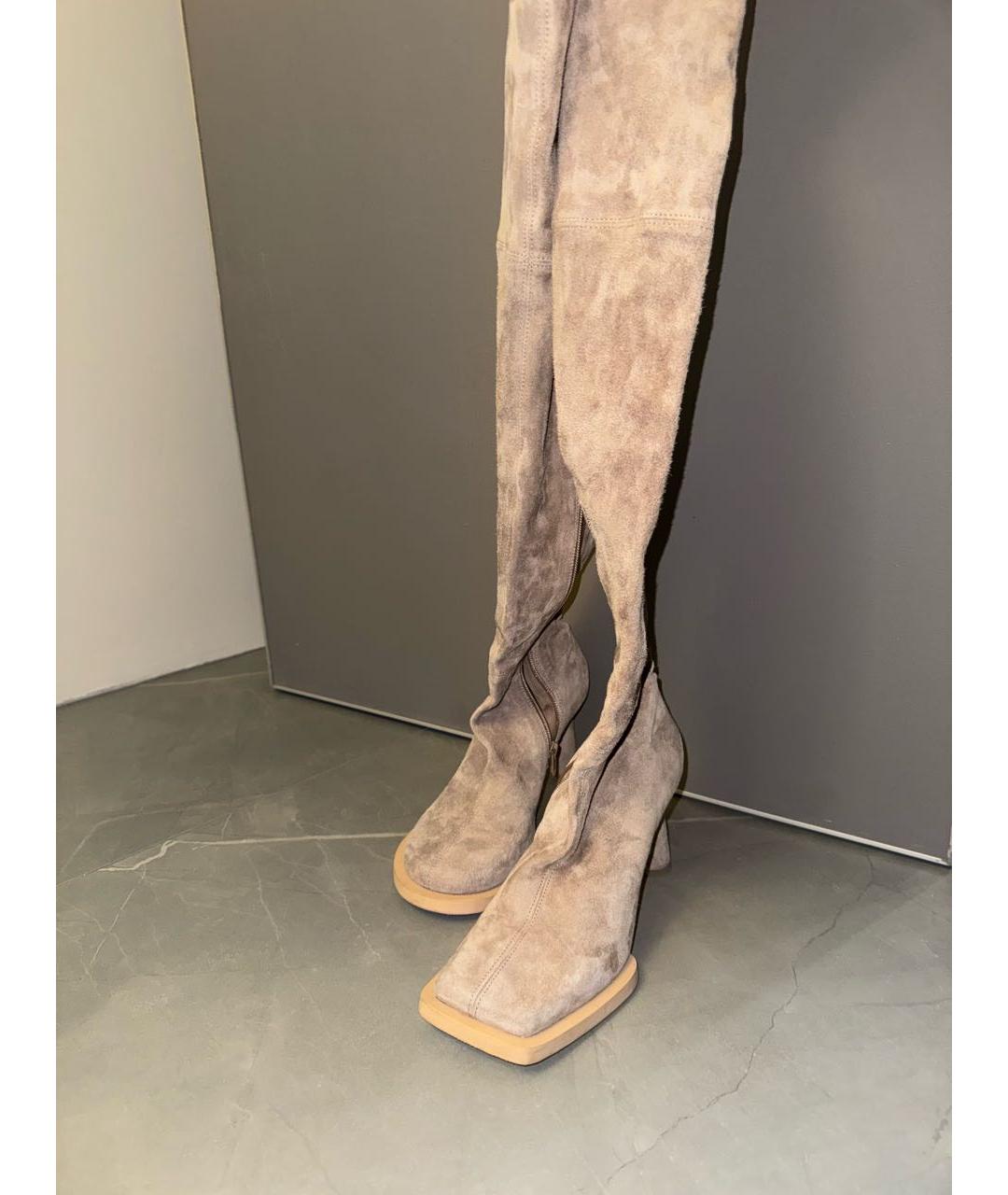 JACQUEMUS Бежевые замшевые ботфорты, фото 3