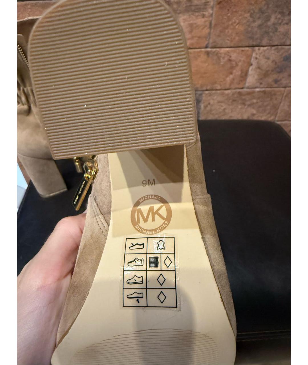 MICHAEL KORS Бежевые замшевые ботильоны, фото 4