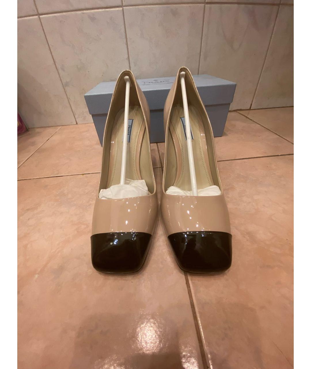 PRADA Бежевые туфли из лакированной кожи, фото 2