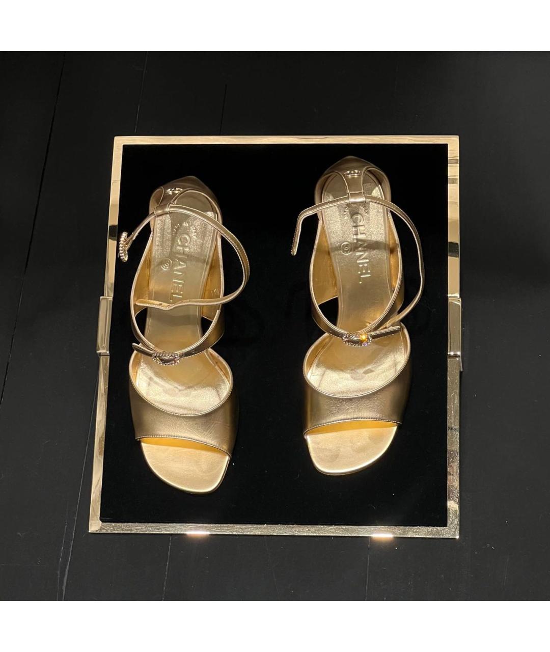 CHANEL Золотые кожаные босоножки, фото 3