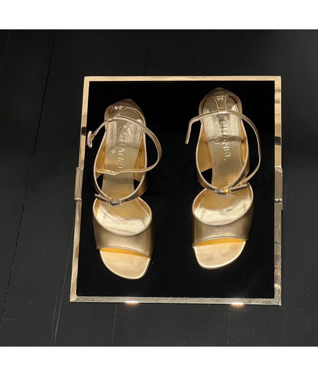 CHANEL Золотые кожаные босоножки, фото 2