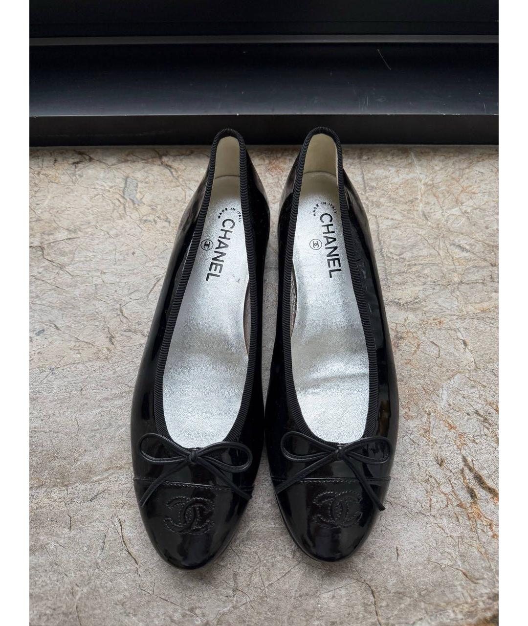 CHANEL Черные балетки из лакированной кожи, фото 3