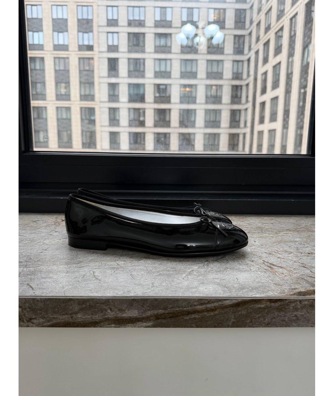 CHANEL Черные балетки из лакированной кожи, фото 6