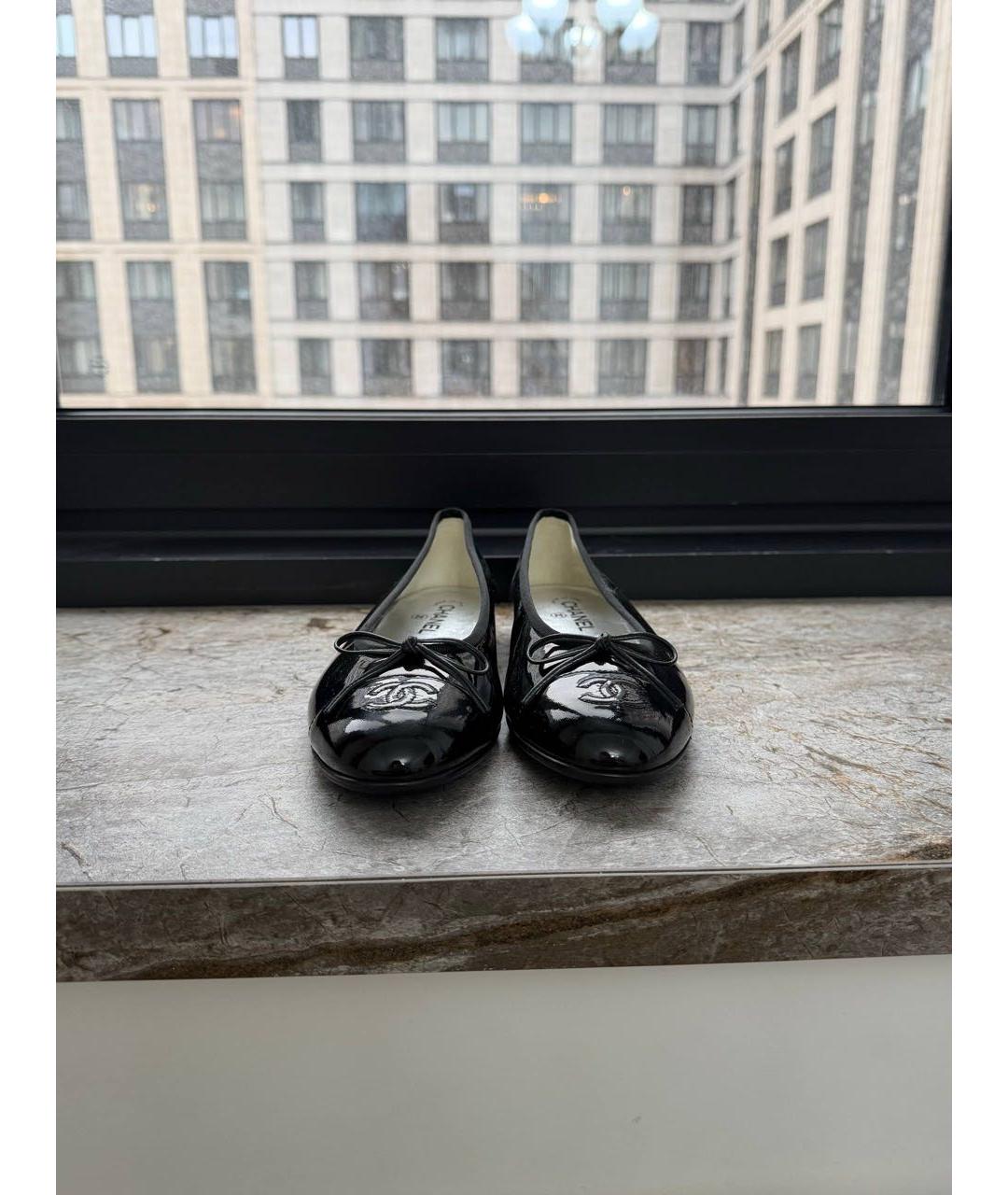 CHANEL Черные балетки из лакированной кожи, фото 2