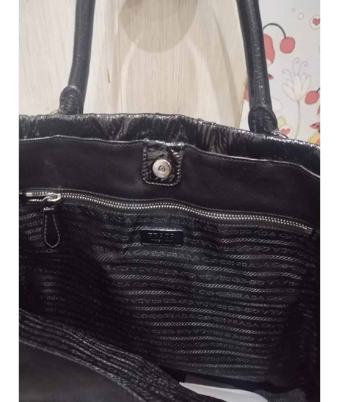 PRADA Черная сумка через плечо из лакированной кожи, фото 6