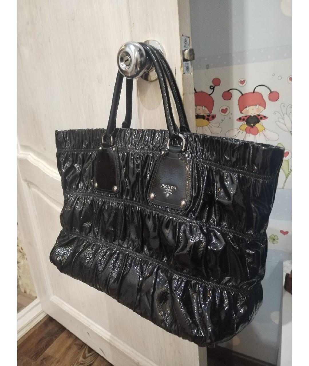 PRADA Черная сумка через плечо из лакированной кожи, фото 3