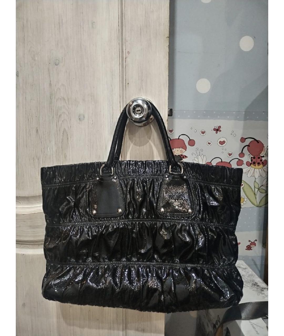 PRADA Черная сумка через плечо из лакированной кожи, фото 8