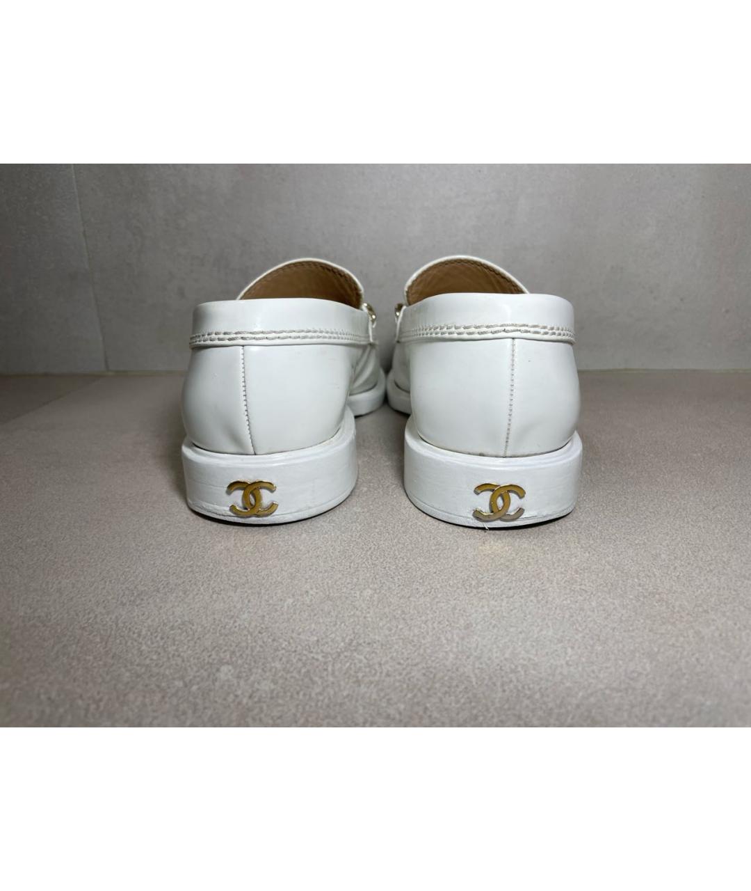 CHANEL Белые лоферы из лакированной кожи, фото 4