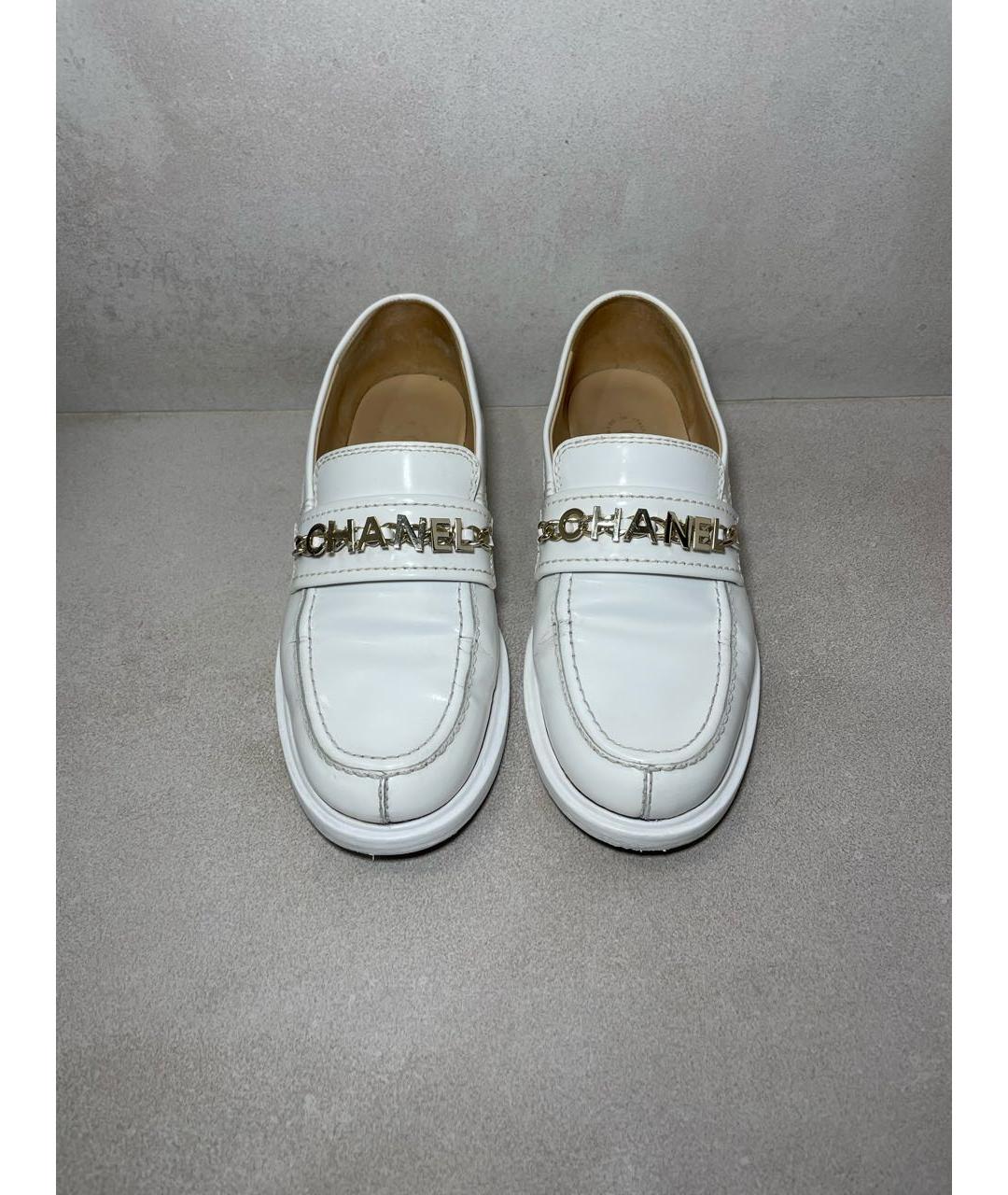 CHANEL Белые лоферы из лакированной кожи, фото 2