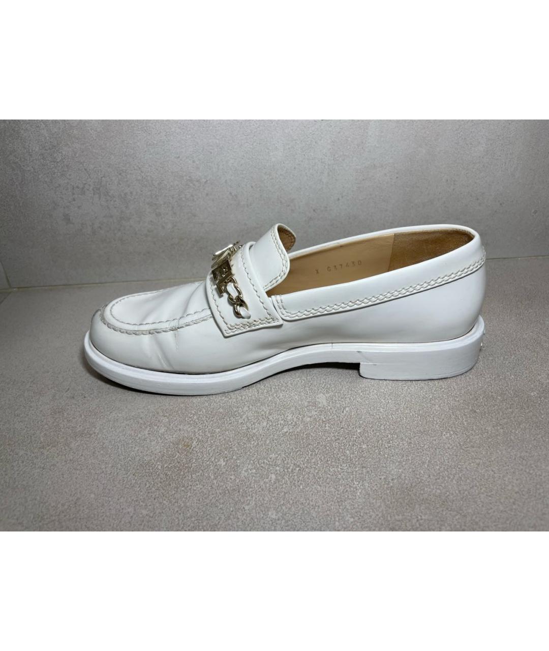 CHANEL Белые лоферы из лакированной кожи, фото 7