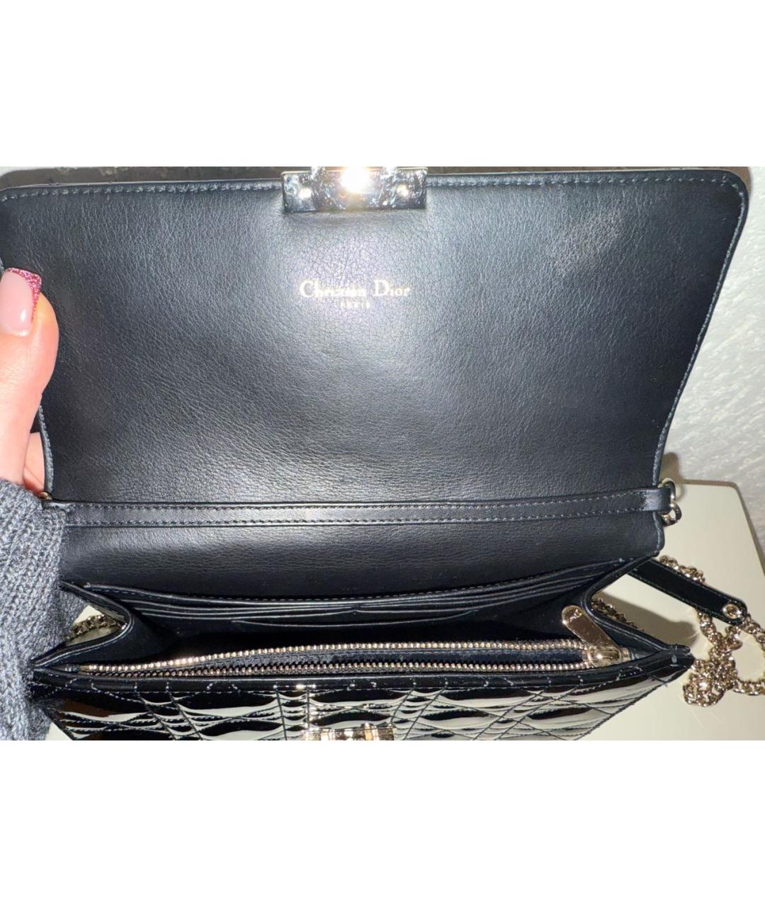 CHRISTIAN DIOR Черная сумка через плечо из лакированной кожи, фото 2