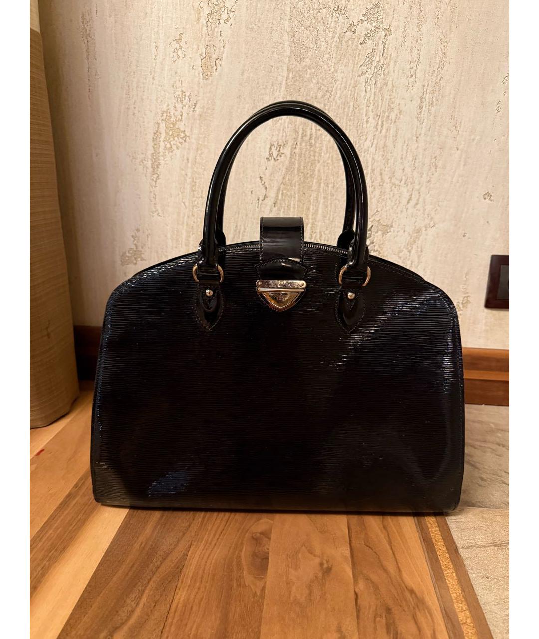 LOUIS VUITTON Черная сумка с короткими ручками из лакированной кожи, фото 5