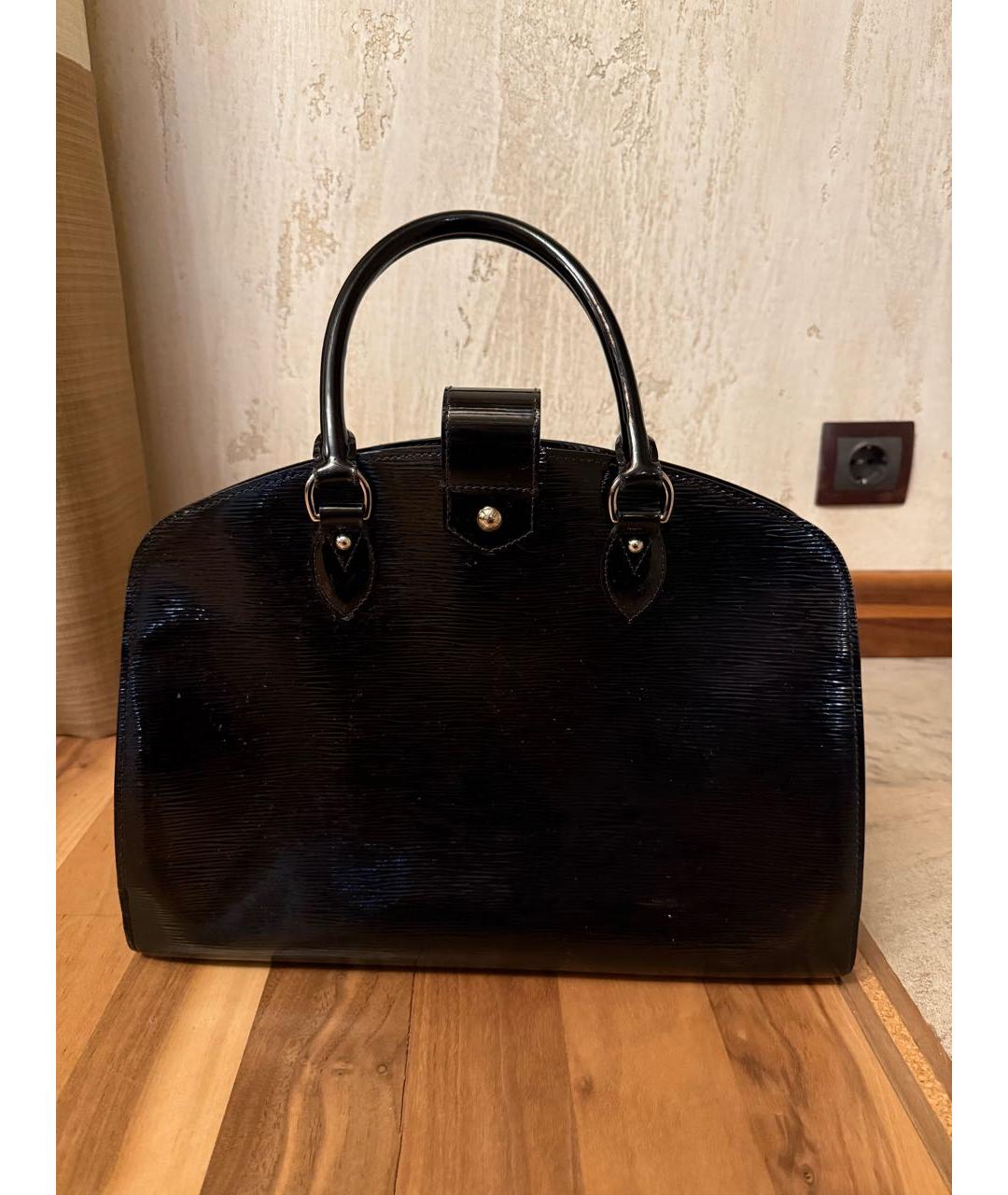 LOUIS VUITTON Черная сумка с короткими ручками из лакированной кожи, фото 3