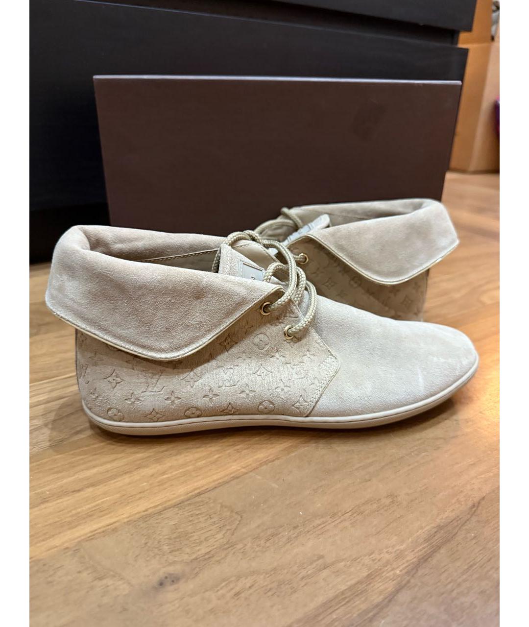 LOUIS VUITTON Бежевые замшевые ботинки, фото 5