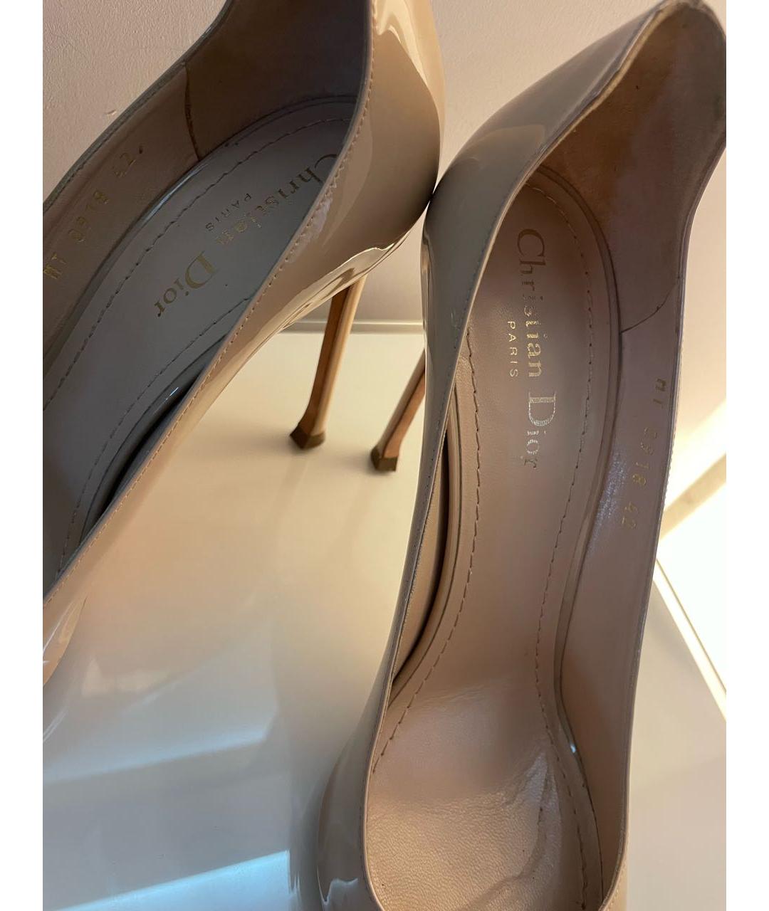 CHRISTIAN DIOR Бежевые туфли из лакированной кожи, фото 3