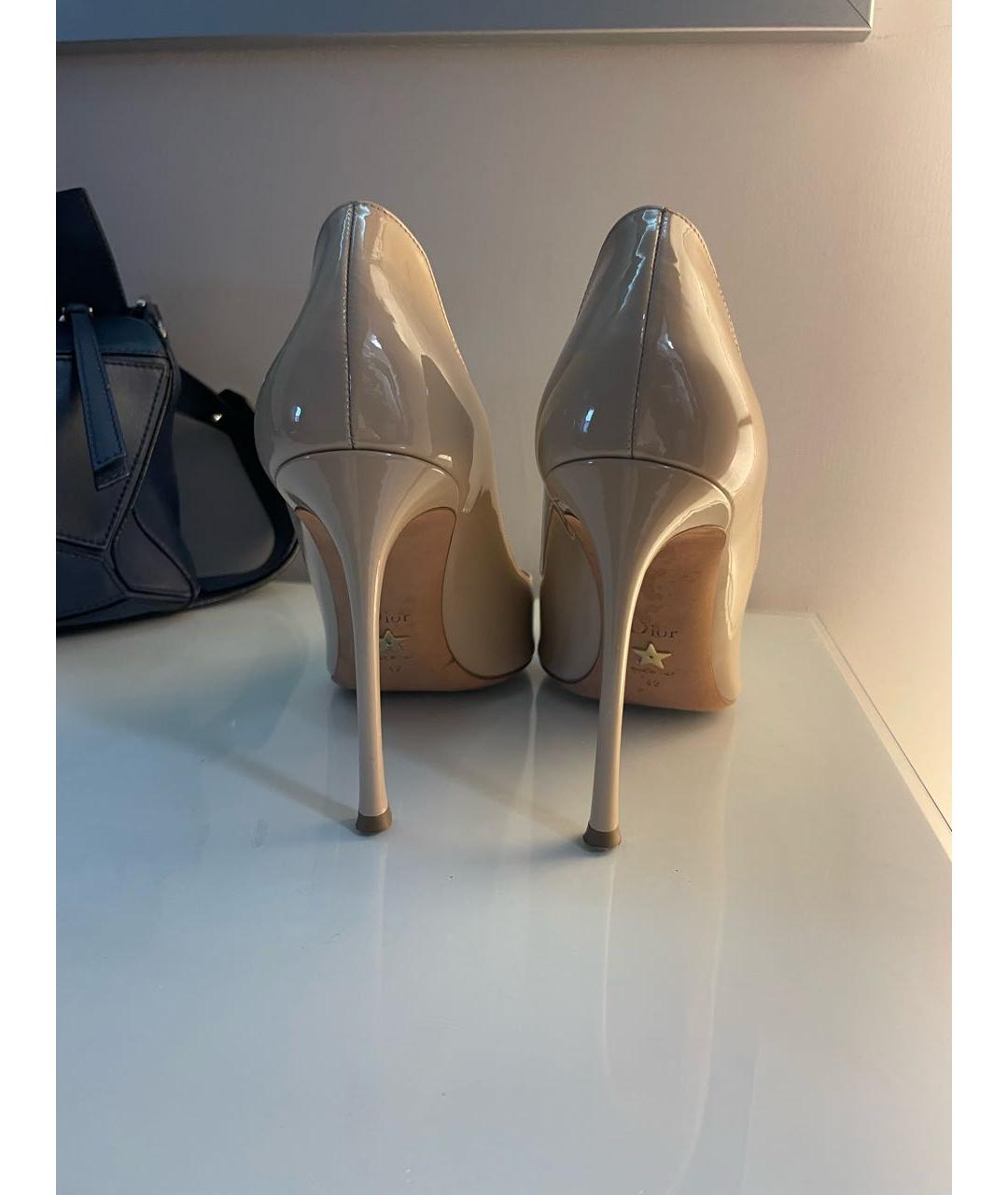 CHRISTIAN DIOR Бежевые туфли из лакированной кожи, фото 4