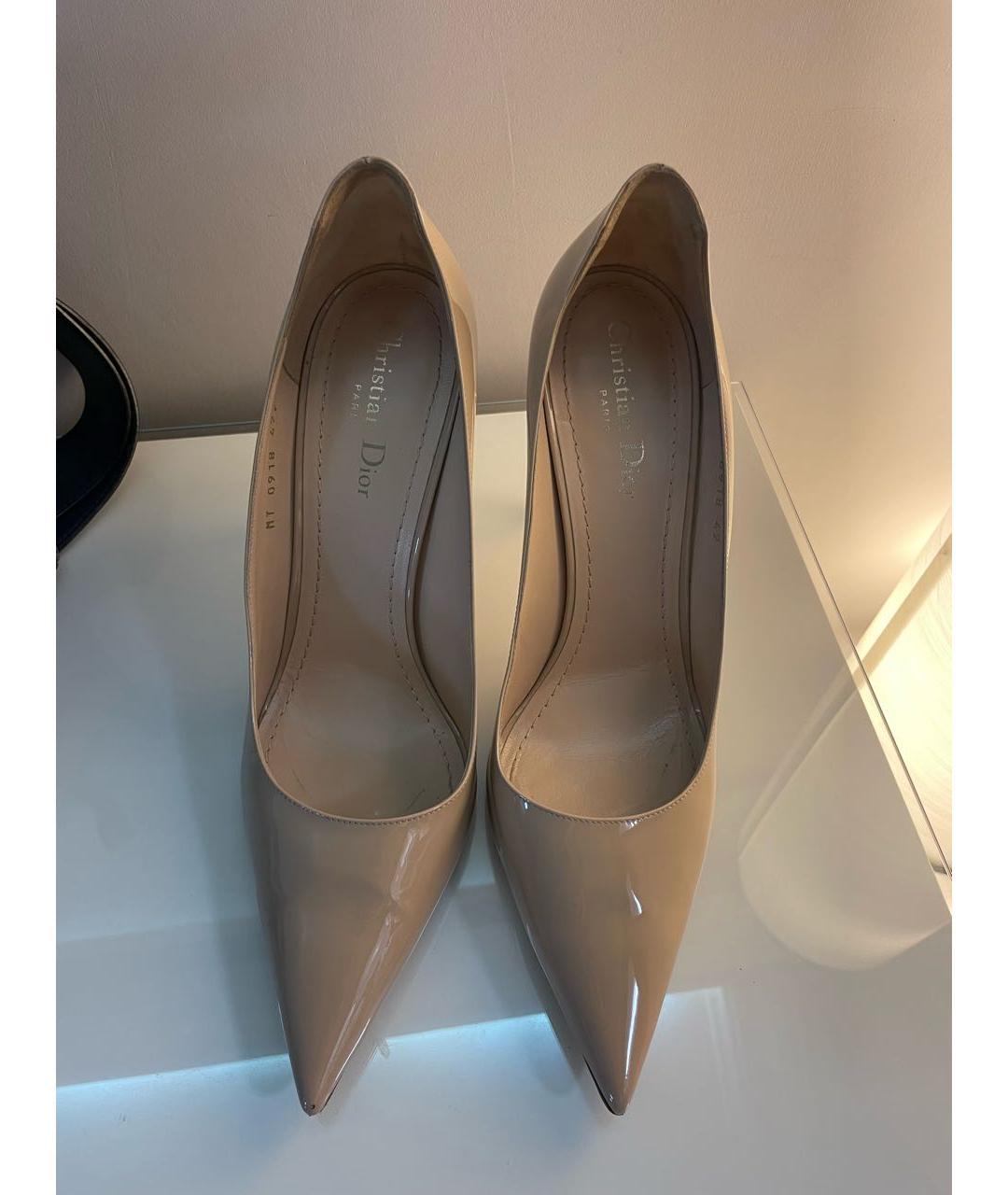 CHRISTIAN DIOR Бежевые туфли из лакированной кожи, фото 2