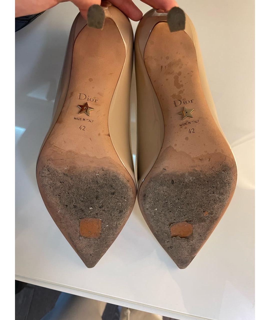 CHRISTIAN DIOR Бежевые туфли из лакированной кожи, фото 6