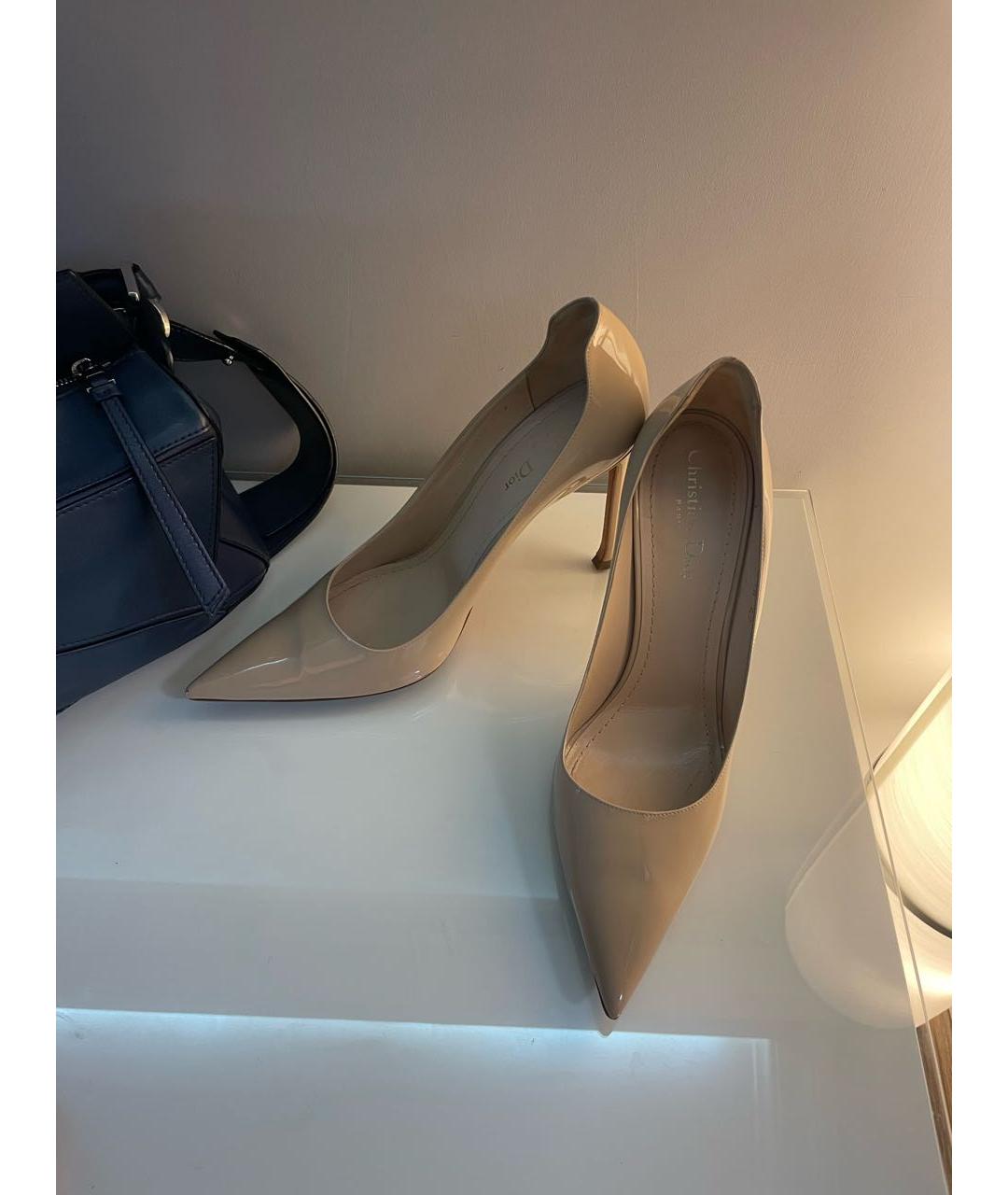 CHRISTIAN DIOR Бежевые туфли из лакированной кожи, фото 5