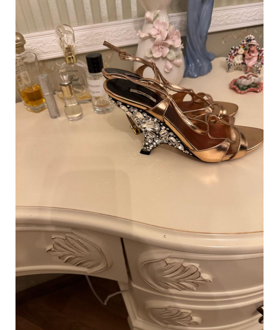 MIU MIU Золотые кожаные босоножки, фото 4