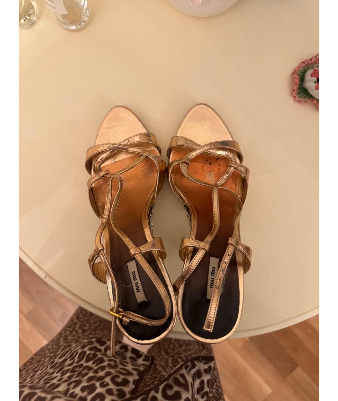 MIU MIU Золотые кожаные босоножки, фото 3