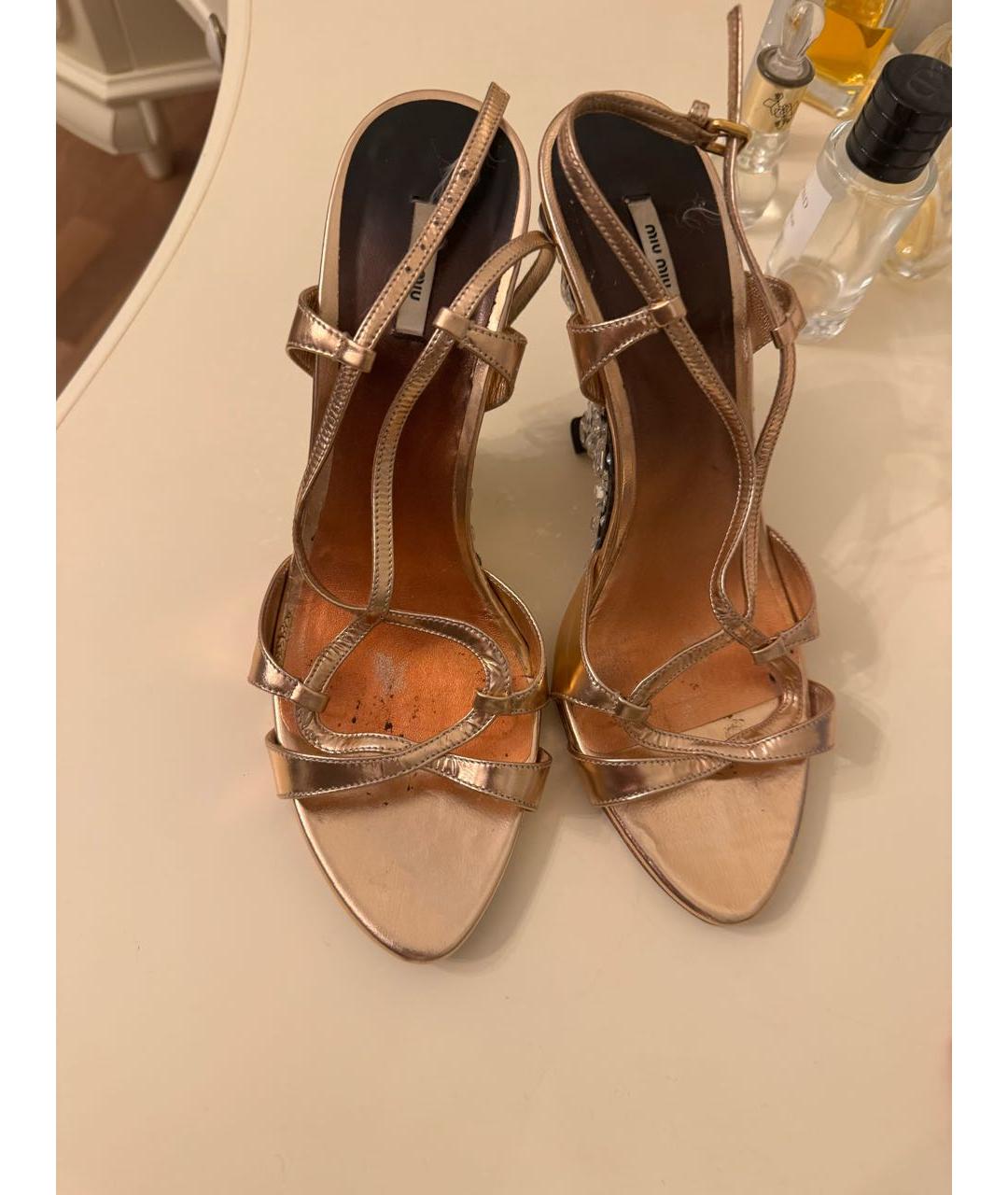 MIU MIU Золотые кожаные босоножки, фото 2