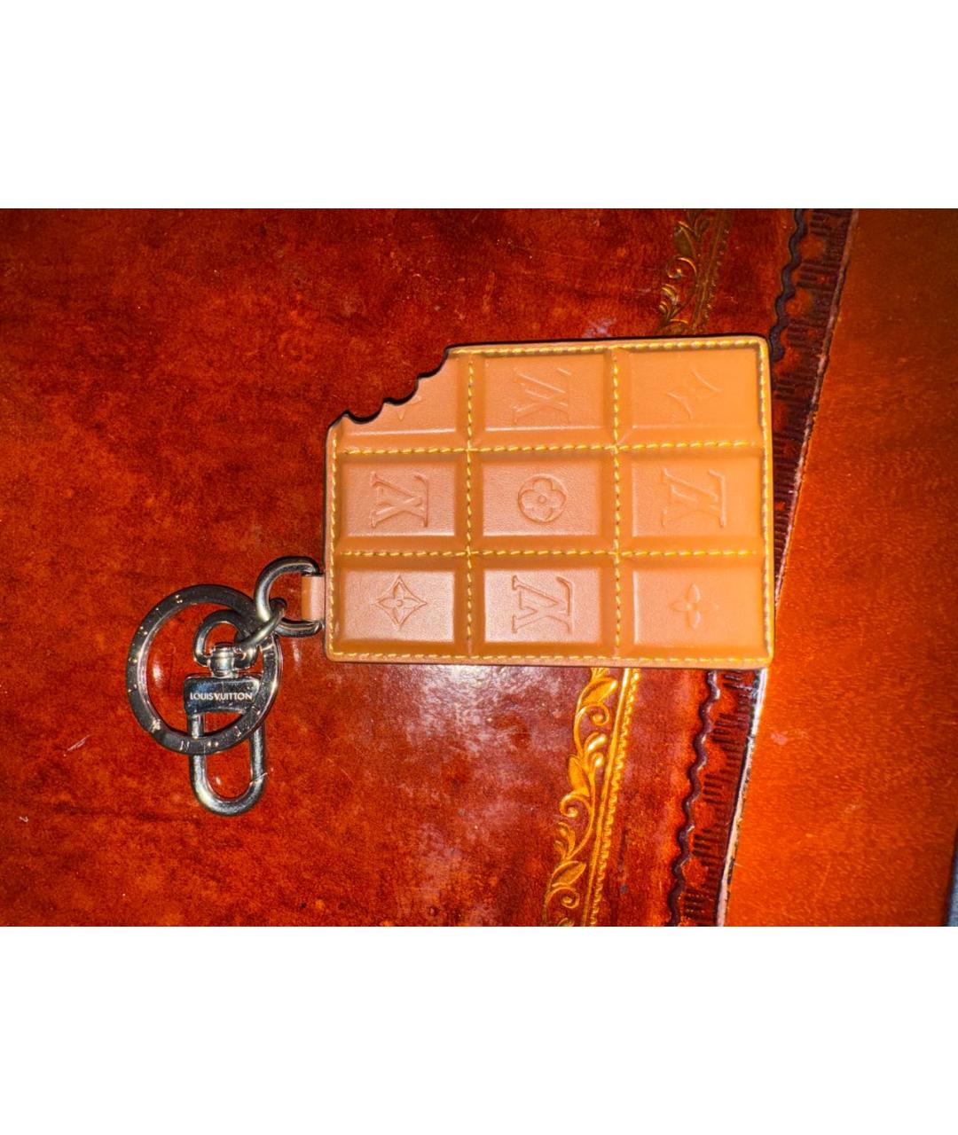LOUIS VUITTON Коричневый брелок, фото 4