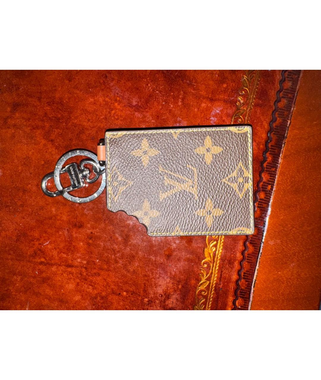 LOUIS VUITTON Коричневый брелок, фото 2