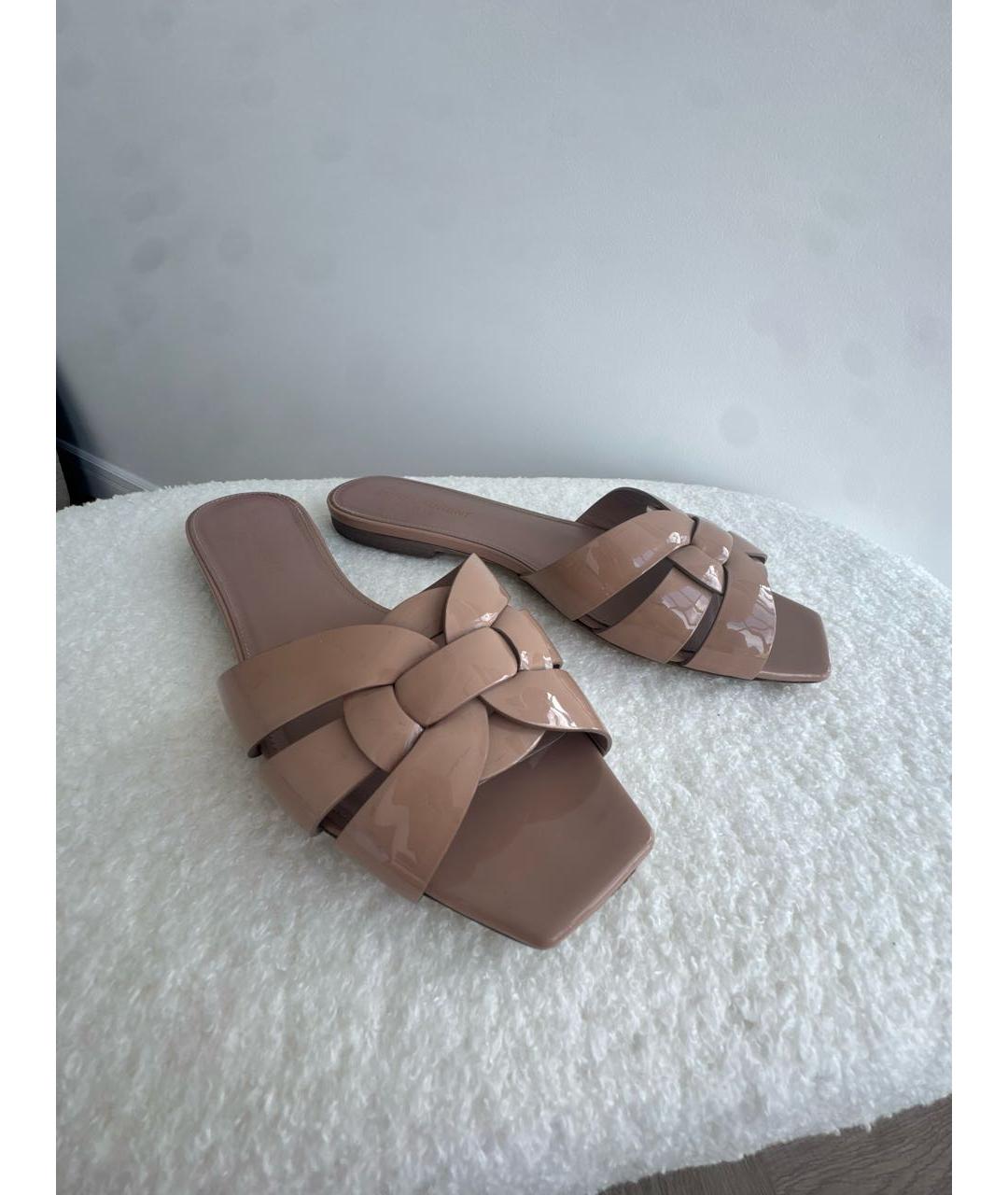 SAINT LAURENT Бежевые шлепанцы из лакированной кожи, фото 5