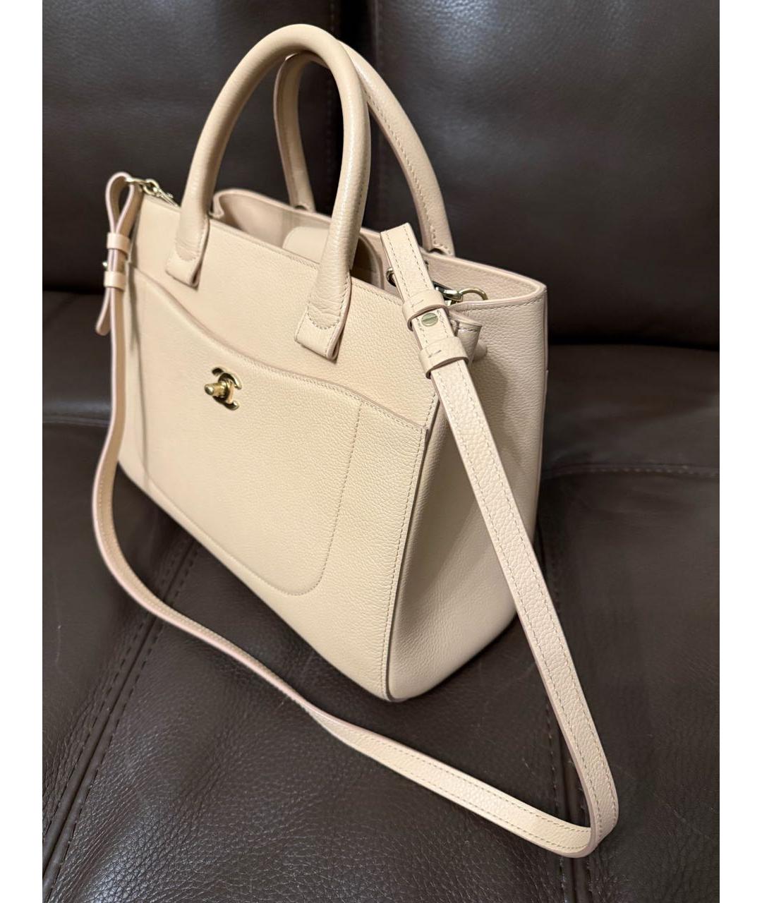 CHANEL Бежевая кожаная сумка с короткими ручками, фото 2