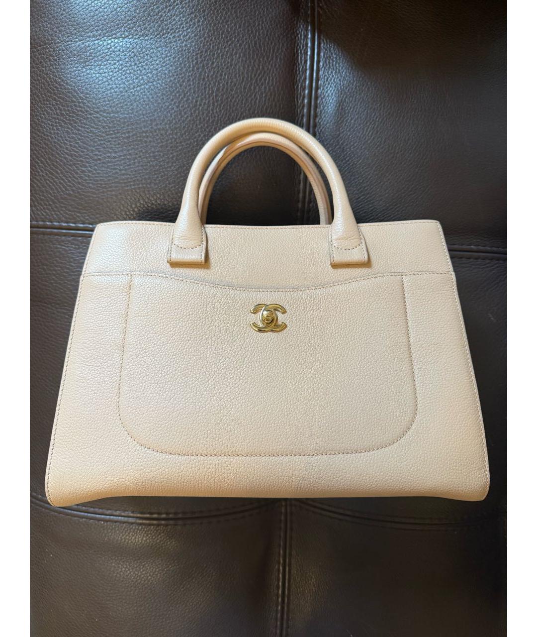 CHANEL Бежевая кожаная сумка с короткими ручками, фото 8