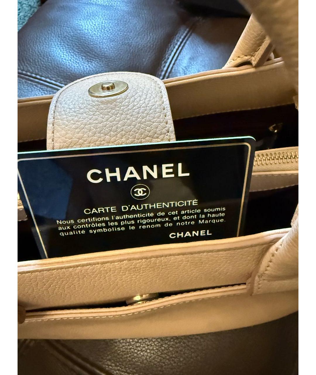 CHANEL Бежевая кожаная сумка с короткими ручками, фото 7