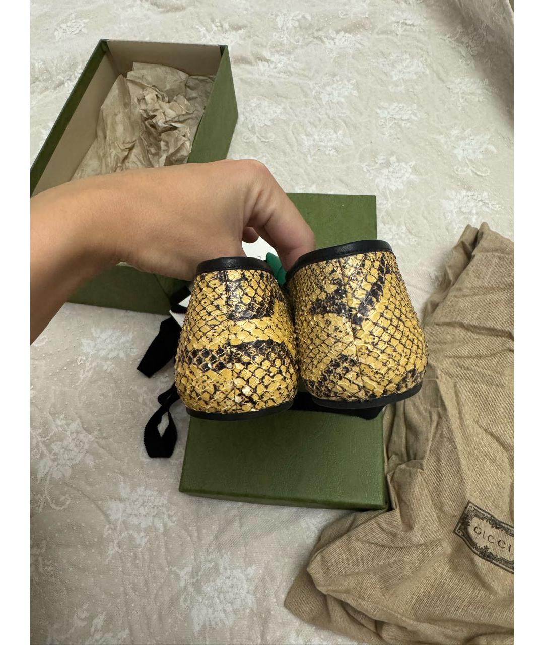 GUCCI Горчичные балетки из экзотической кожи, фото 5