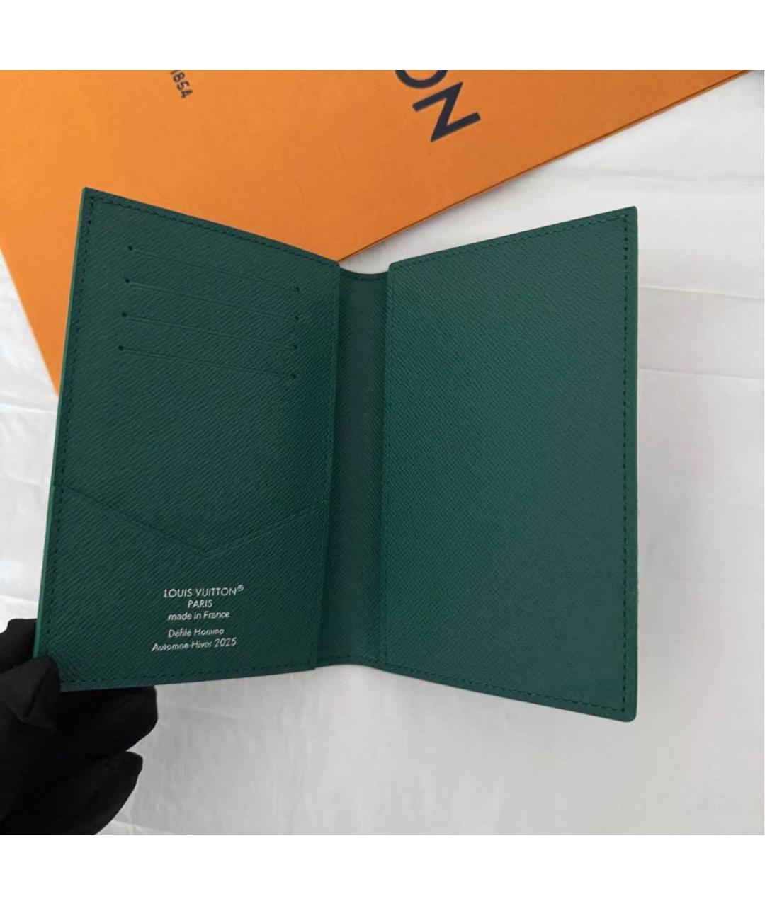 LOUIS VUITTON Зеленый кожаный кошелек, фото 4