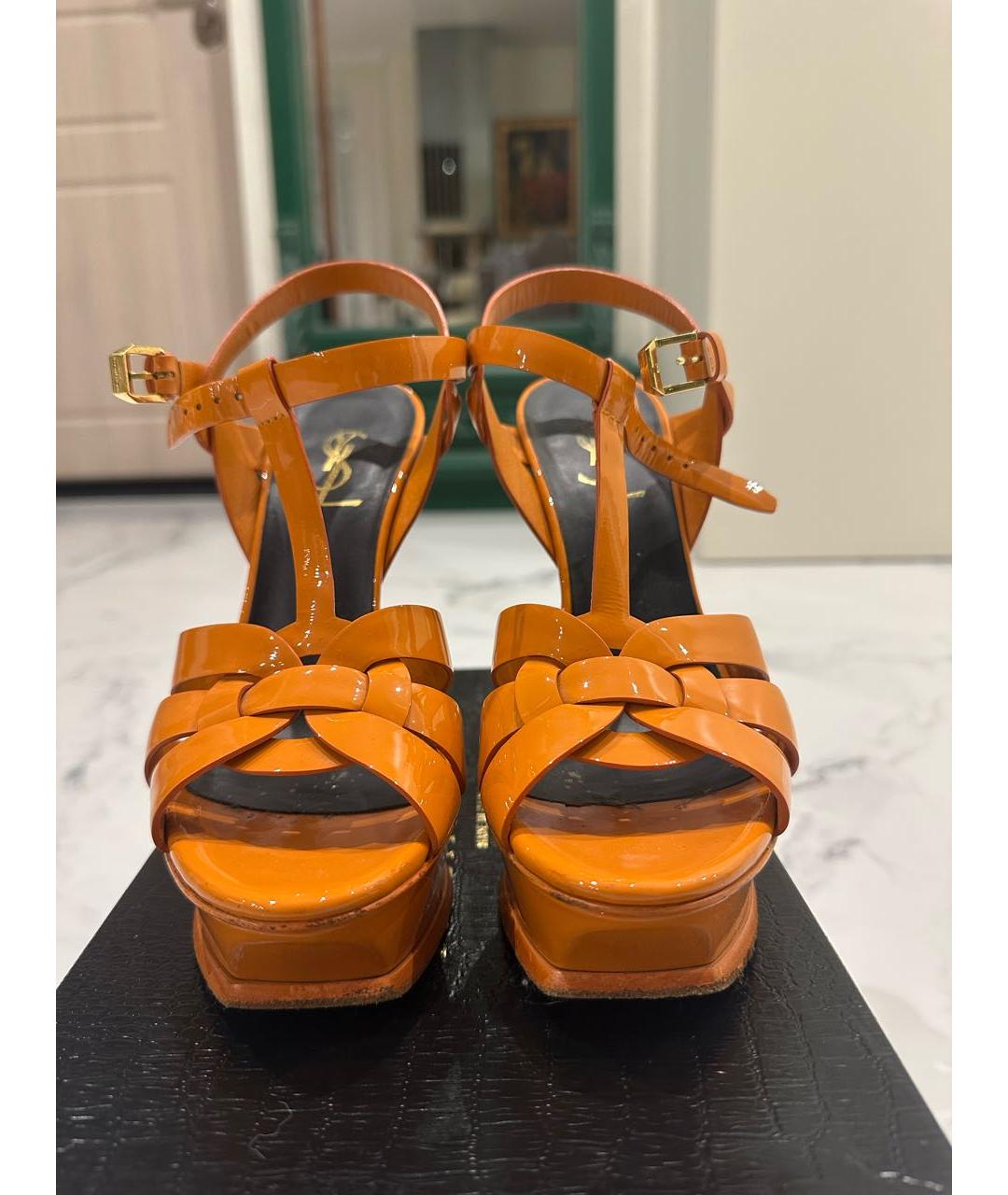 SAINT LAURENT Оранжевое босоножки из лакированной кожи, фото 3