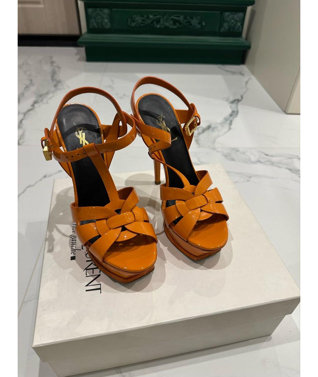 SAINT LAURENT Оранжевое босоножки из лакированной кожи, фото 2