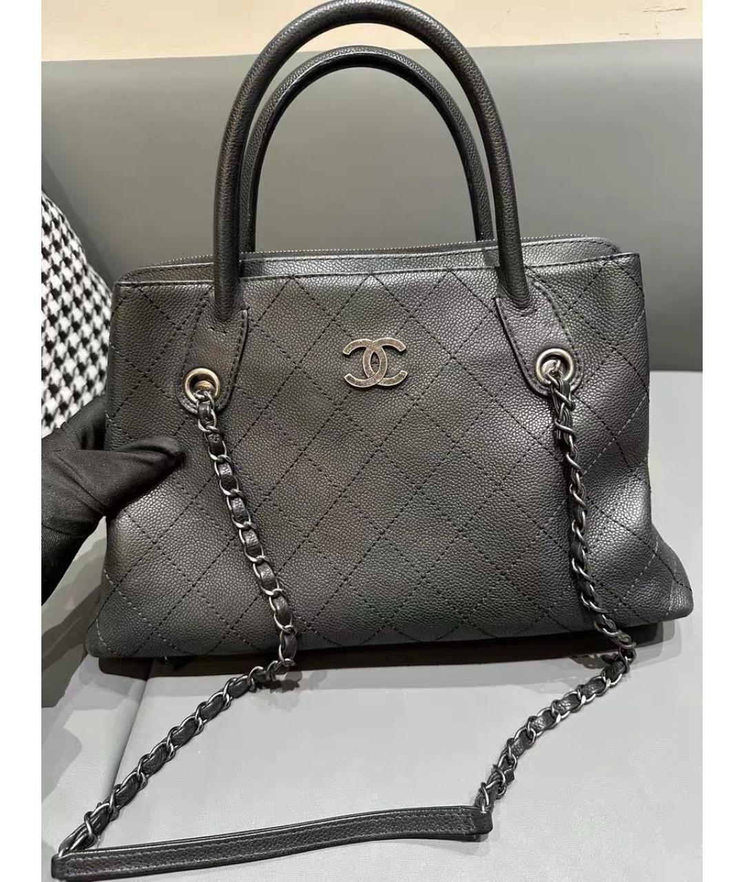 CHANEL Черная кожаная сумка с короткими ручками, фото 6