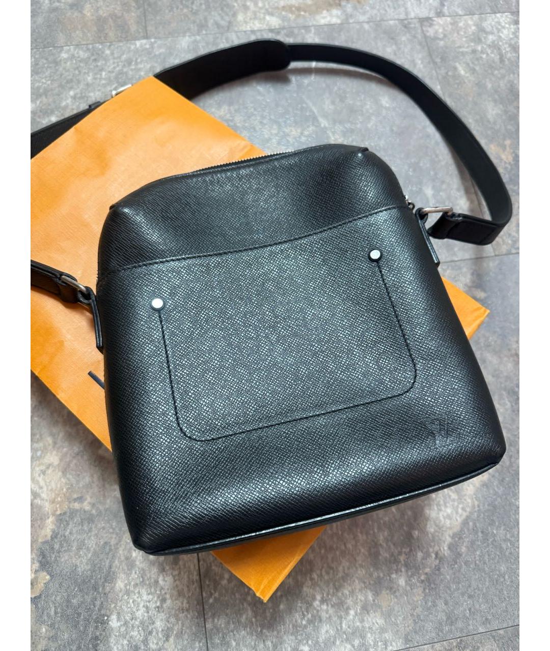 LOUIS VUITTON Черная кожаная сумка на плечо, фото 8