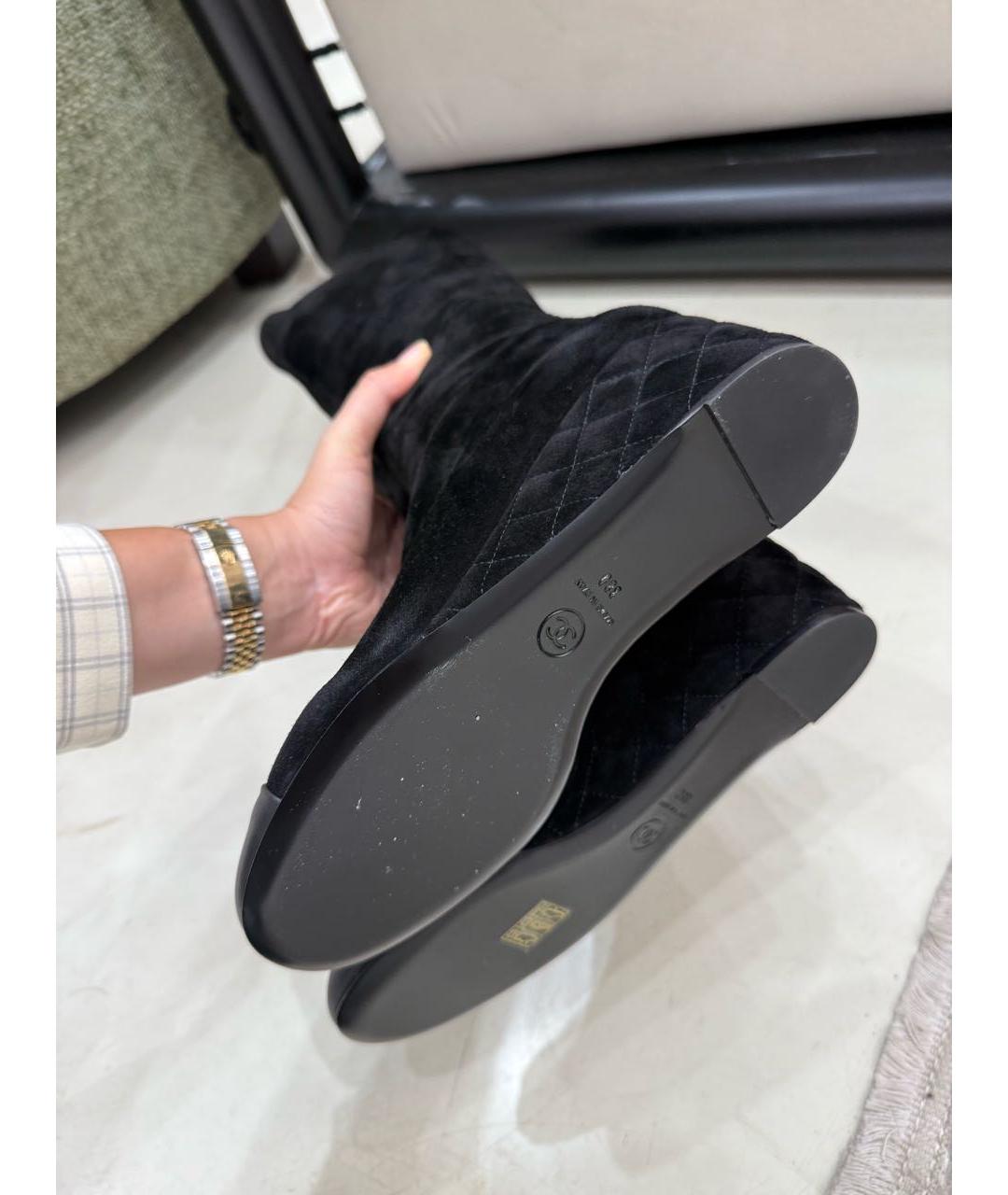 CHANEL Черные замшевые сапоги, фото 5