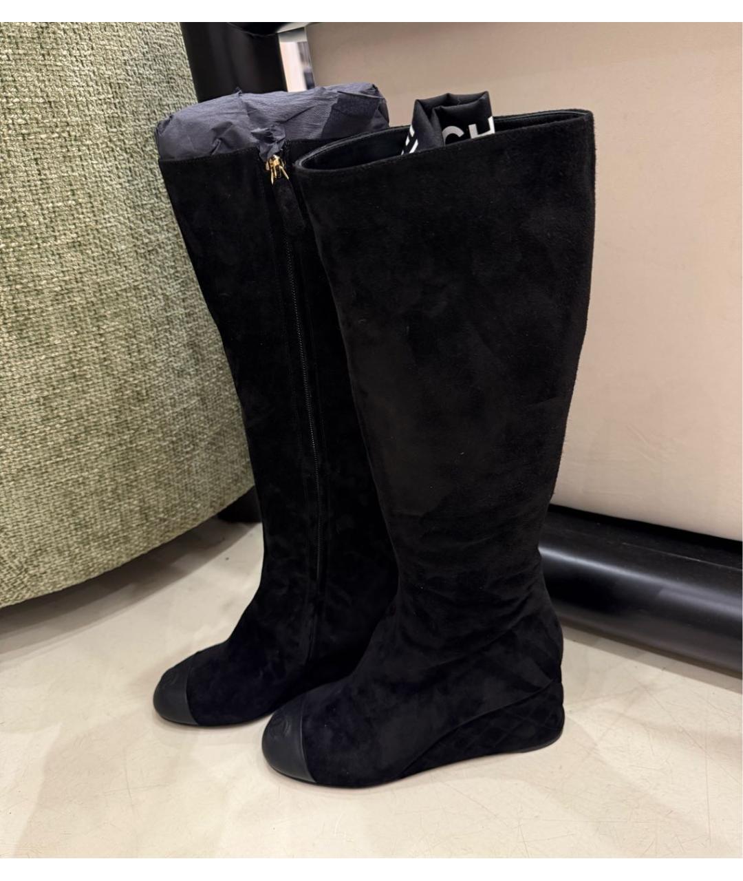 CHANEL Черные замшевые сапоги, фото 2
