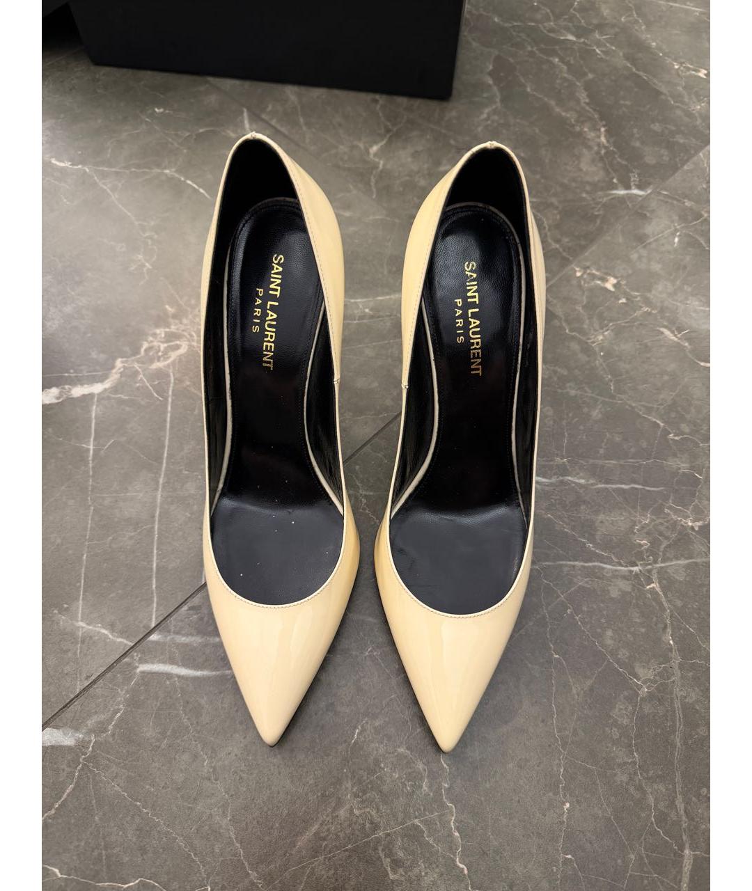 SAINT LAURENT Бежевые туфли из лакированной кожи, фото 2