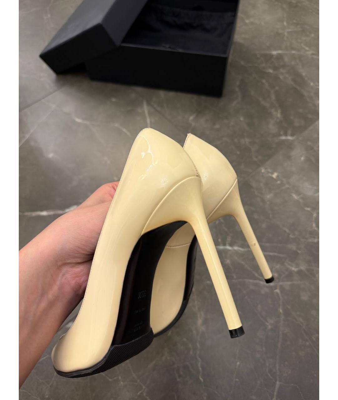 SAINT LAURENT Бежевые туфли из лакированной кожи, фото 5