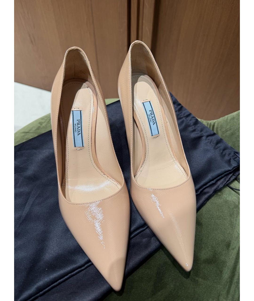 PRADA Бежевые туфли из лакированной кожи, фото 2