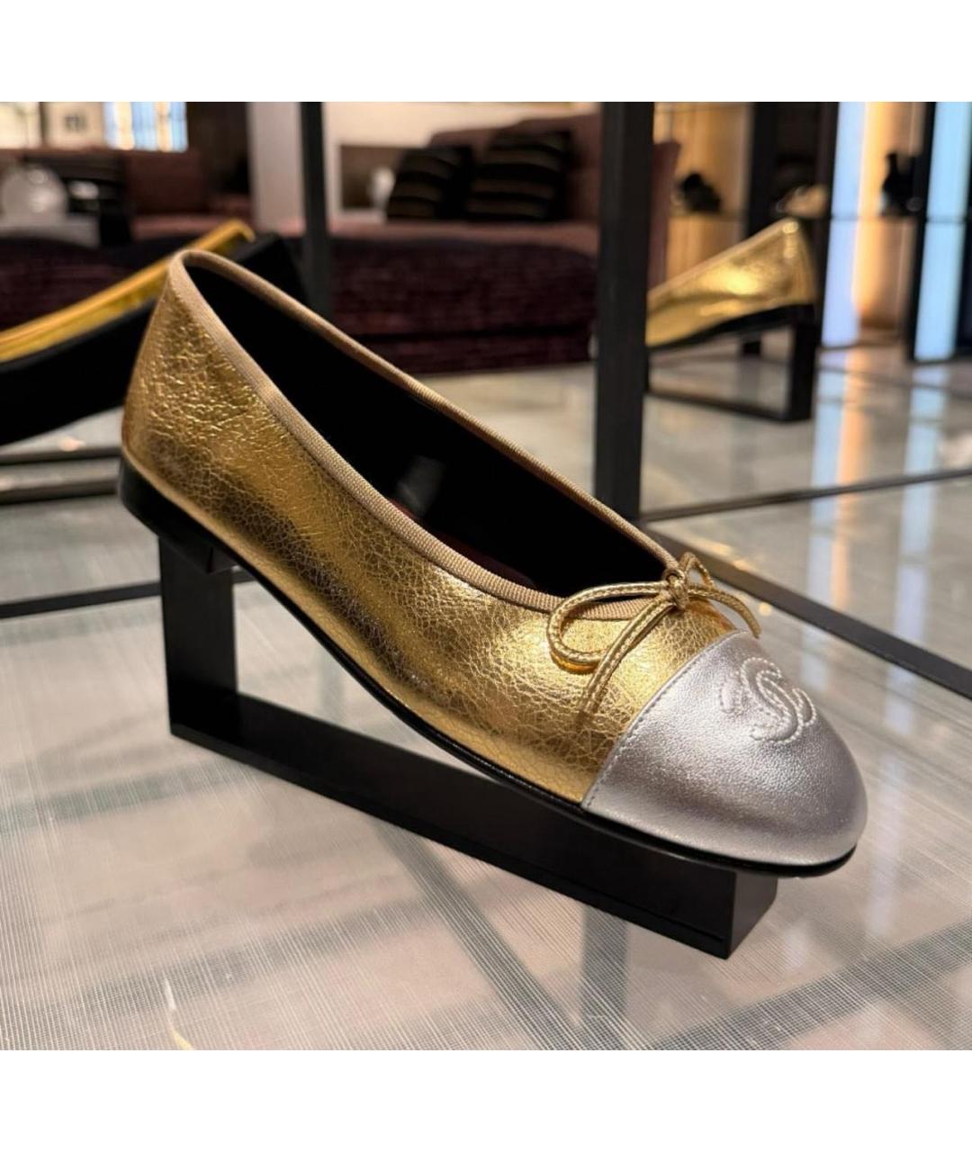 CHANEL Золотые кожаные балетки, фото 6