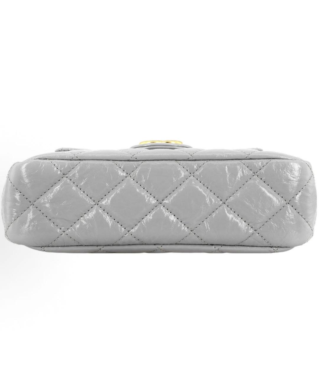 CHANEL Серая сумка через плечо из лакированной кожи, фото 4
