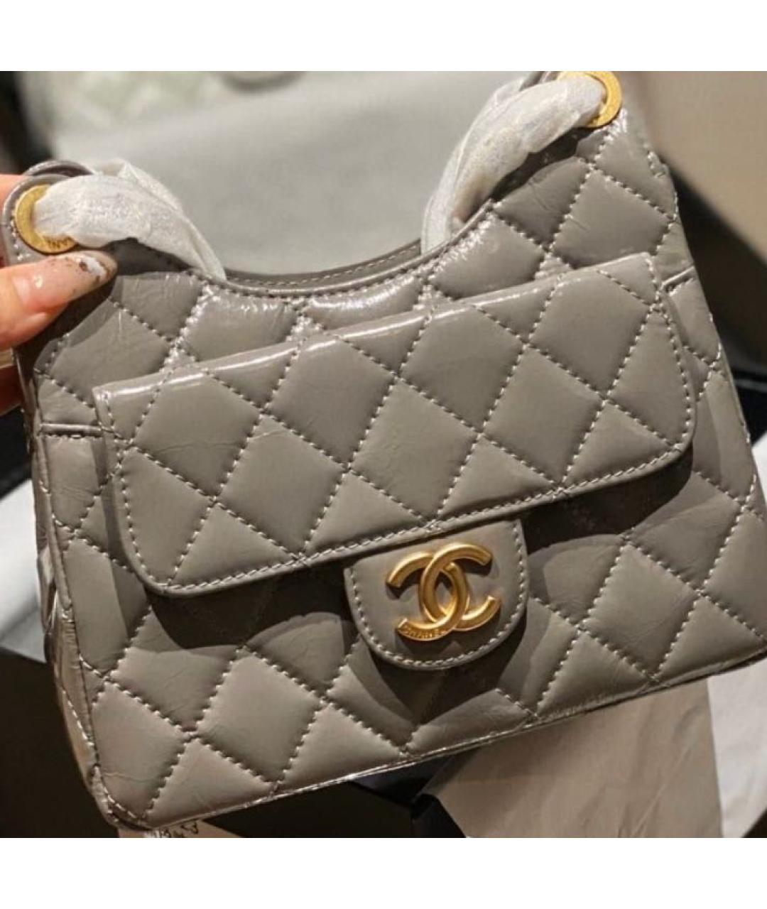 CHANEL Серая сумка через плечо из лакированной кожи, фото 7