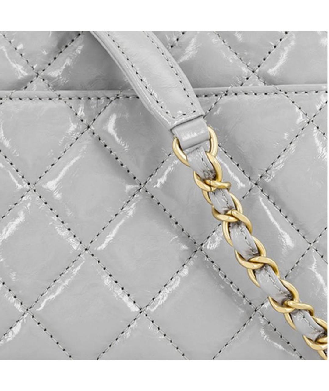 CHANEL Серая сумка через плечо из лакированной кожи, фото 6