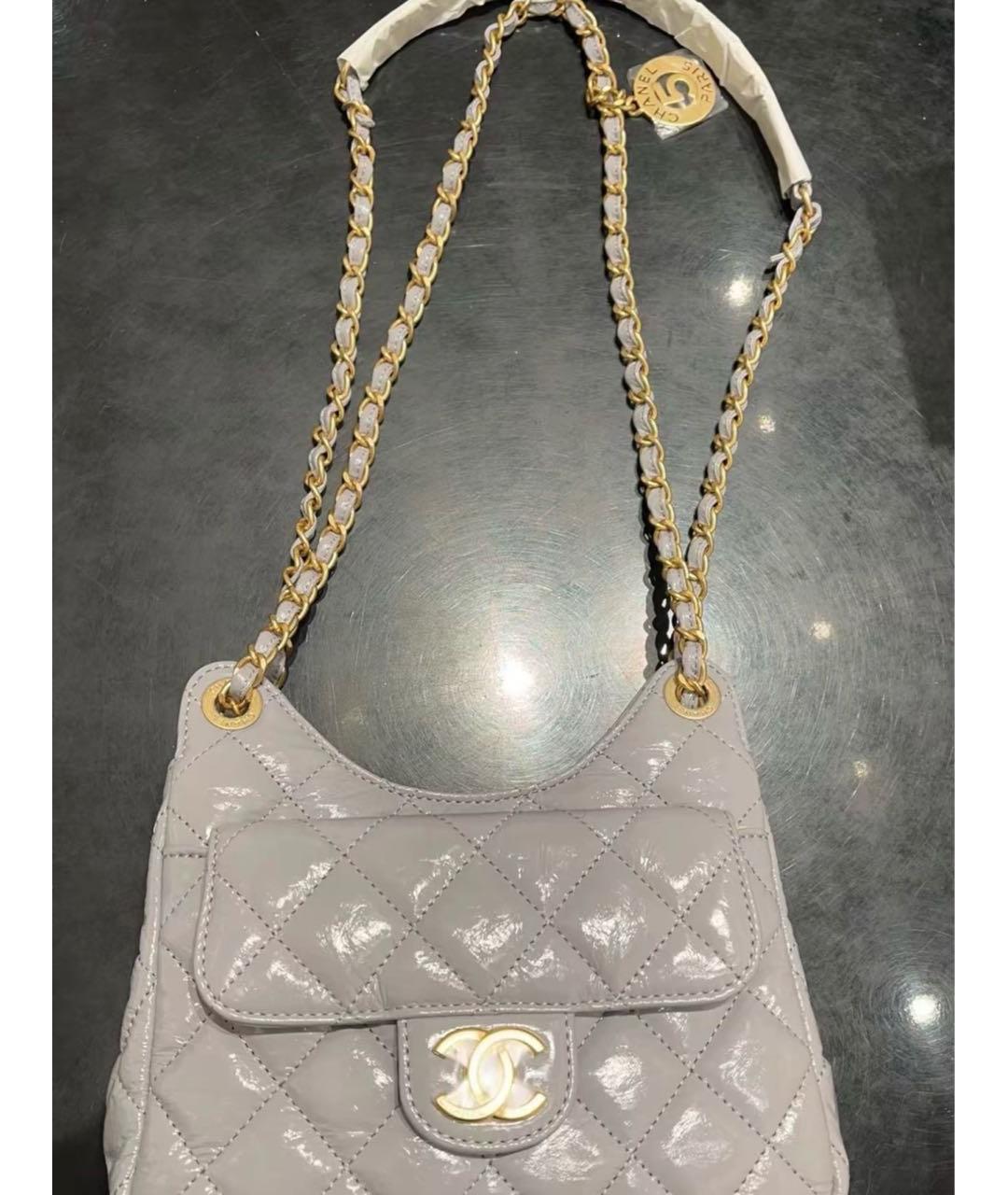 CHANEL Серая сумка через плечо из лакированной кожи, фото 8