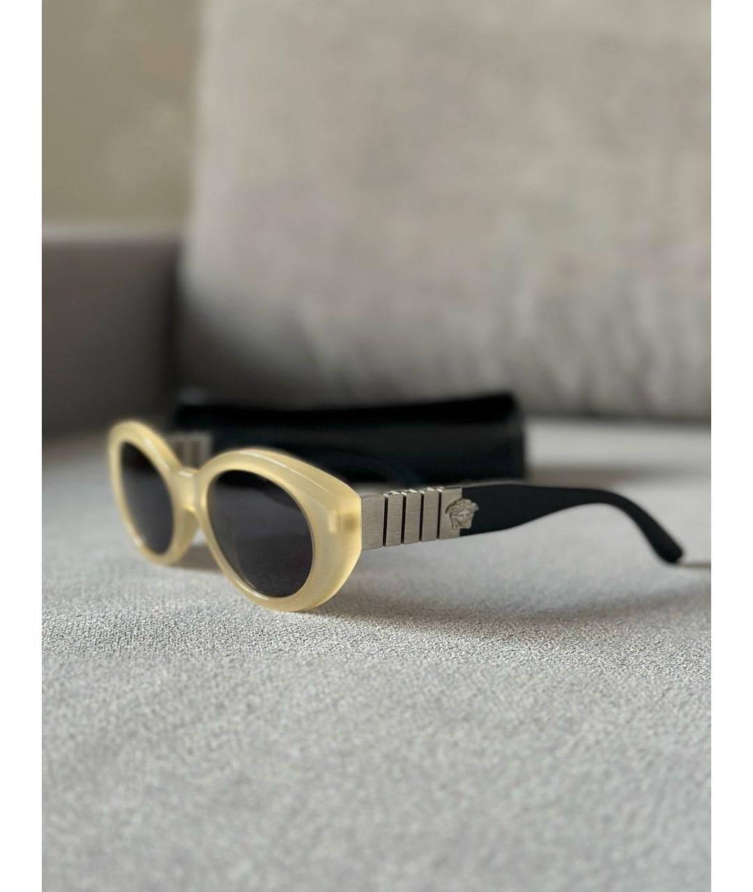 VERSACE Бежевые пластиковые солнцезащитные очки, фото 4