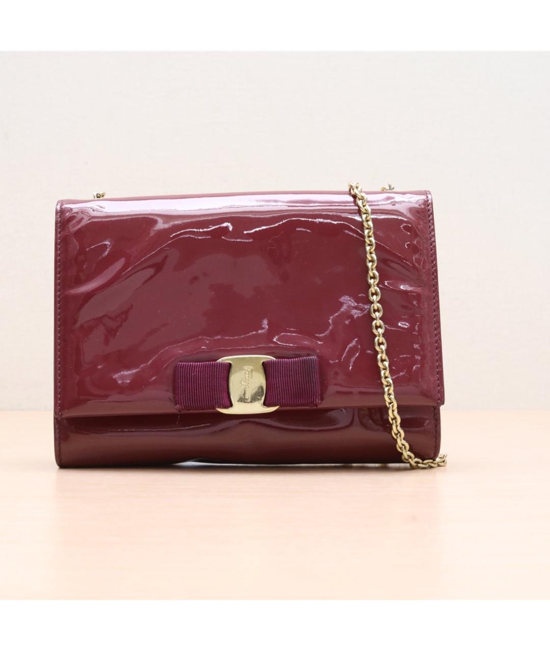 FERRAGAMO Бордовая сумка через плечо из лакированной кожи, фото 3